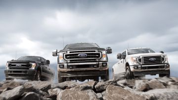 Foto del trio de camionetas F-Series Super Duty 2021 de Ford