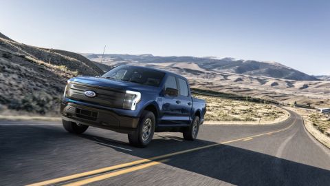 Foto de la F-150 Lightning Pro en carretera
