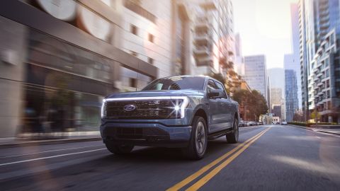 Foto frontal de la F-150 Lightning en una avenida con las luces encendidas