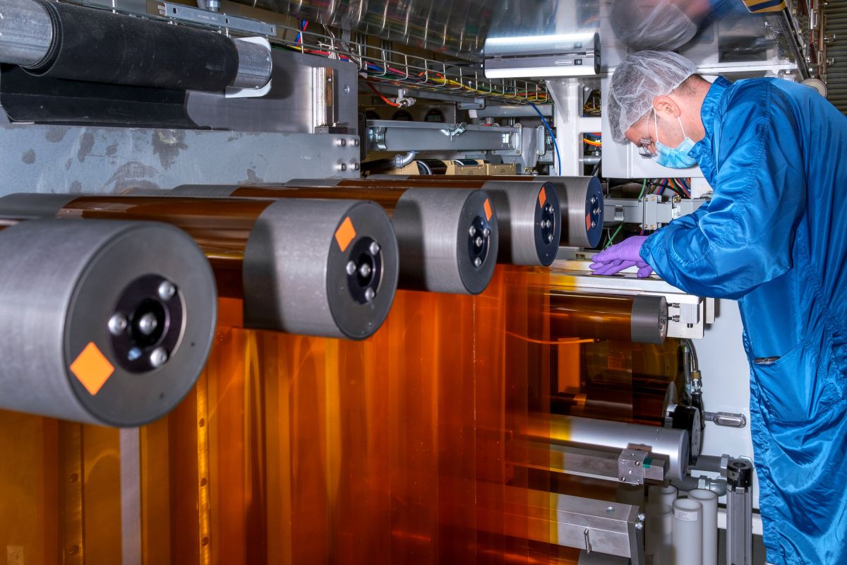 Foto de un ingeniero de General Motors trabajando en el laboratorio de celdas de combustible