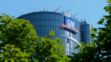 Foto del logo de General Motors en el edificio corporativo