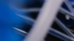 Foto de un empleado de General Motors haciendo sus labores