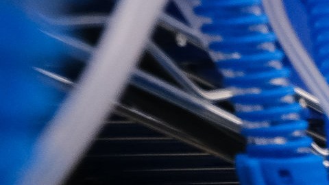 Foto de un empleado de General Motors haciendo sus labores