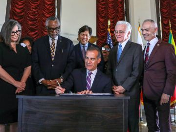 El alcalde Eric Garcetti firma el presupuesto de la ciudad de Los Ángeles. (Cortesía Ayuntamiento de LA)