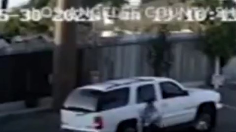 El hombre luego de atacar a una mujer el 30 de mayo captado por una cámara de seguridad.
