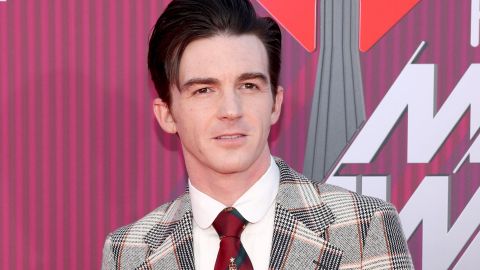 Captan a Drake Bell en Disneyland con su esposa e hijo después de declararse culpable