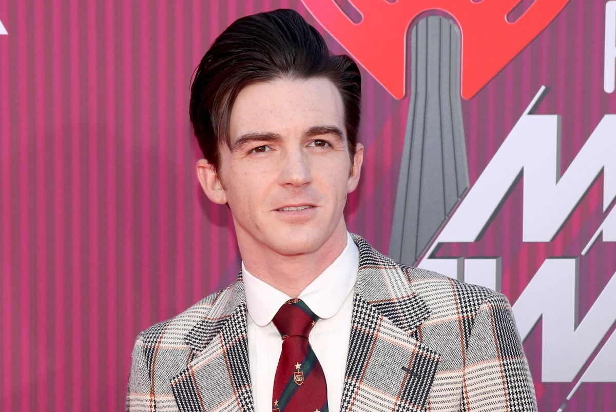 Captan a Drake Bell paseando en Disneyland con su esposa e hijo después de declararse culpable