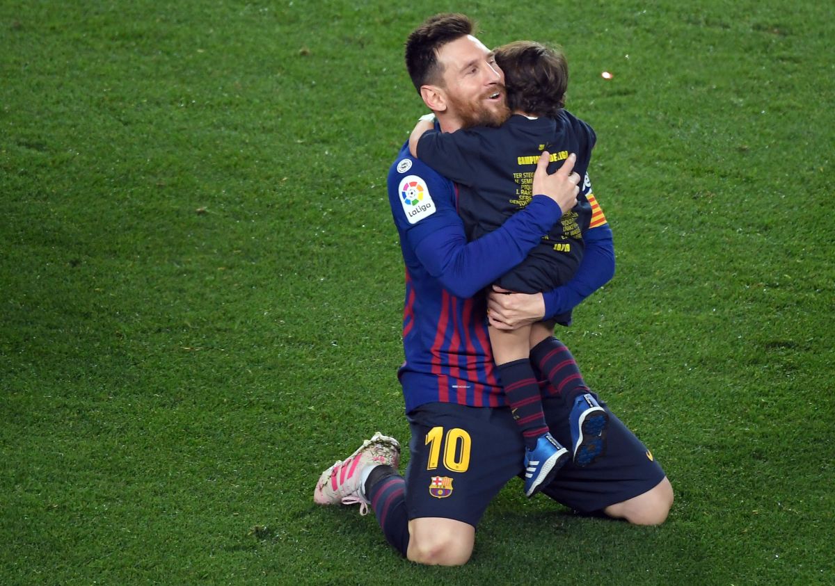 Este Día del Padre Messi lo tuvo que celebrar fuera de casa.