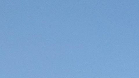 Un voluntario del No More Deaths coloca una botella de agua cerca de una baliza de rescate en el desierto, en Arizona.
