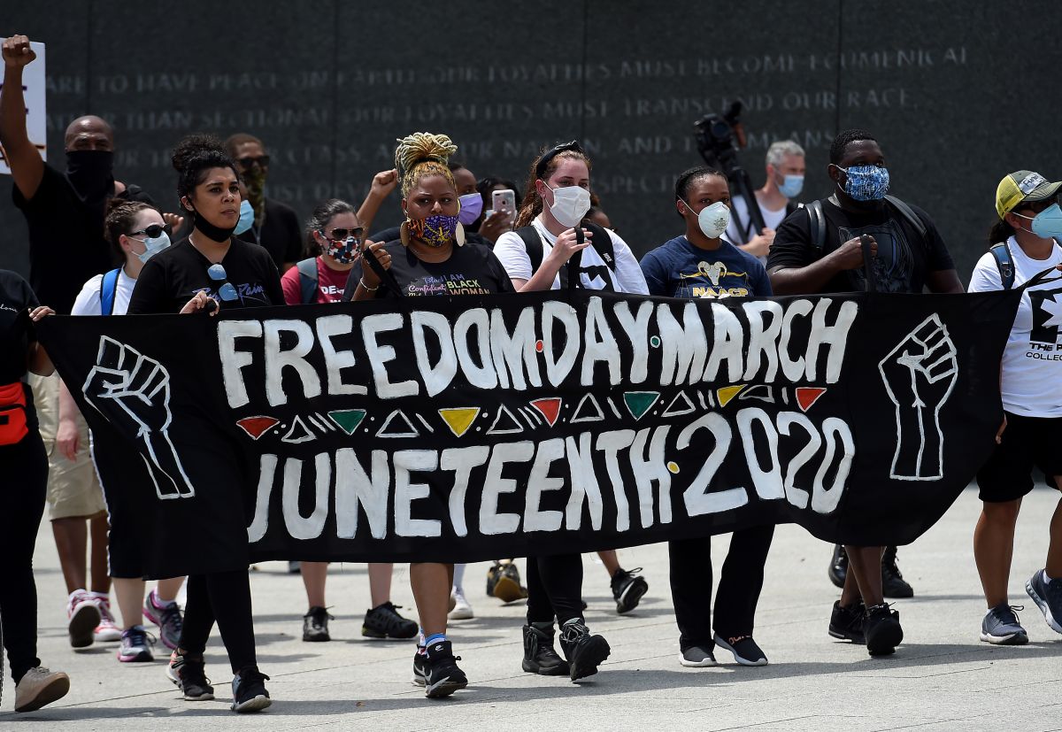Manifestantes conmemoran el Día de la liberación con una marcha en Washington D.C. en 2020.
