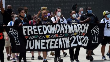 Manifestantes conmemoran el Día de la liberación con una marcha en Washington D.C. en 2020.