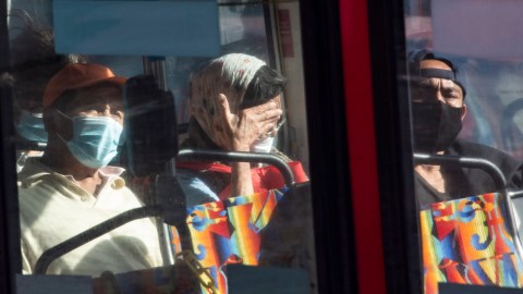 Todos los californianos deberán seguir usando mascarilla en medios de transporte público.