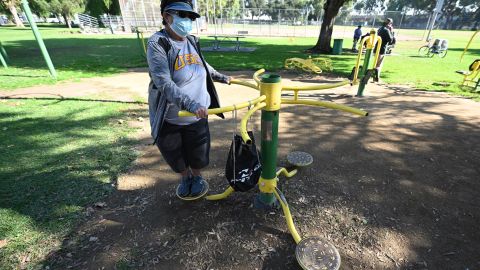 Cientos de personas tienen la libertad de seguir usando su mascarilla. / foto: Getty.