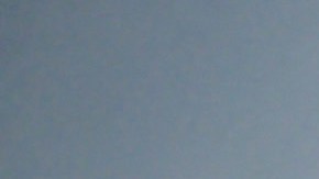 Un niño migrante espera  con su padre )que no se ve en la foto) en el aeropuerto de McAllen después de ser liberado.