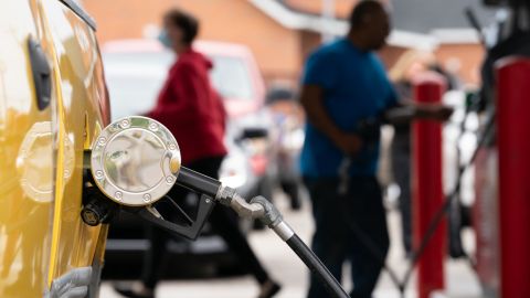 Estaciones de servicio se quedan sin gasolina previo al 4 de julio-GettyImages-1232845549.jpg