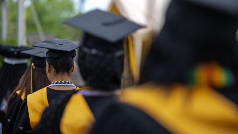 Siete graduaciones simultáneas de mujeres de una familia es algo extraordinario.