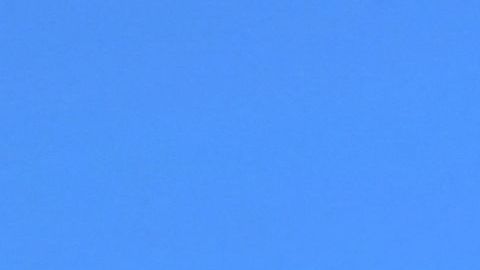 Autopista 15 de Los Ángeles a Las Vegas presenta una enorme cantidad de vehículos militares