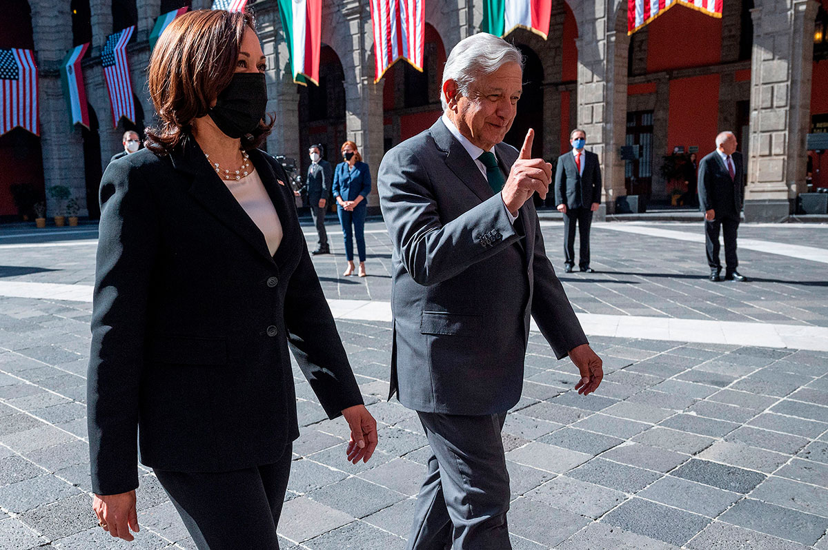 AMLO dice que Kamala Harris le sugirió vender el avión presidencial TP-01 a "potentados". (Foto: archivo).