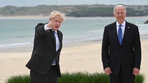 El presidente Joe Biden y el primer ministro británico Boris Johnson asisten a la cumbre del G-7 en Carbis Bay.