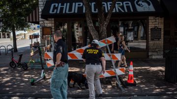La policía de Austin investiga el área donde ocurrió el tiroteo que causó 14 heridos.