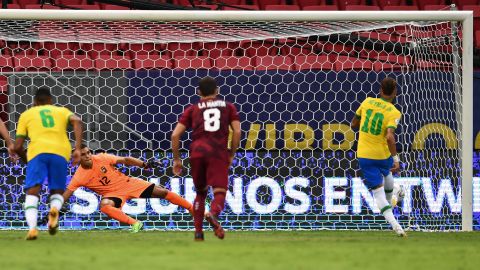 Neymar alcanzó los 67 goles con la Canarinha.