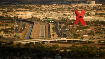 La escultura "La Equis" (La X) en la ciudad mexicana de Ciudad Juárez cerca de la frontera que la separa de El Paso en Texas.