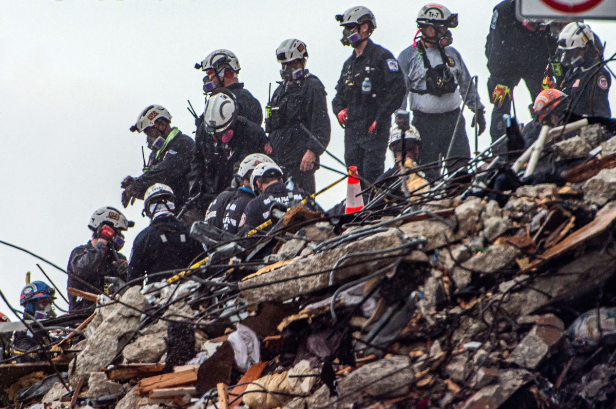 Rescatistas continúan la búsqueda de sobrevivientes y restos humanos en el derrumbe en Surfside.