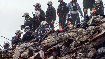 Rescatistas continúan la búsqueda de sobrevivientes y restos humanos en el derrumbe en Surfside.