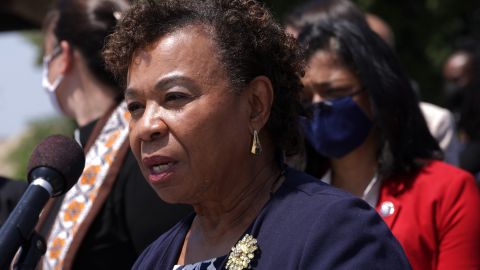 La representante Barbara Lee patrocinó la medida para derogar la Autorización de 2002 para el uso de la fuerza militar en Irak.