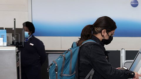 EE.UU. flexibiliza recomendaciones para viajar a 60 países por pandemia