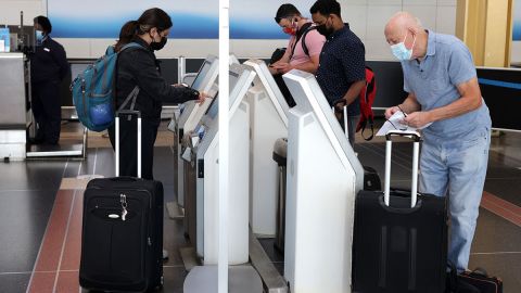EE.UU. flexibiliza recomendaciones para viajar a 60 países por pandemia