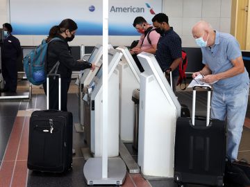 EE.UU. flexibiliza recomendaciones para viajar a 60 países por pandemia