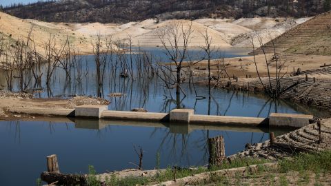 Una estructura que generalmente está bajo el agua, es visible en  el lago Oroville .