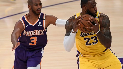 LeBron James (der.) cayó frente a su gran amigo Chris Paul (izq.), líder de los Suns.