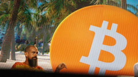 Jack Dorsey invita a Elon Musk a hablar de bitcoin en "the B word".