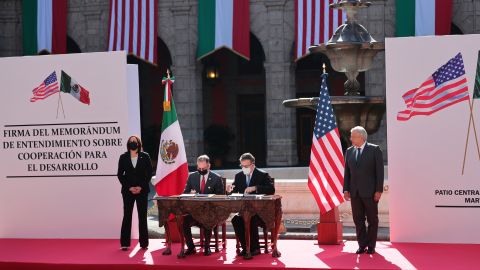 La vicepresidenta Kamala Harris con el presidente mexicano Andrés Manuel López Obrador.