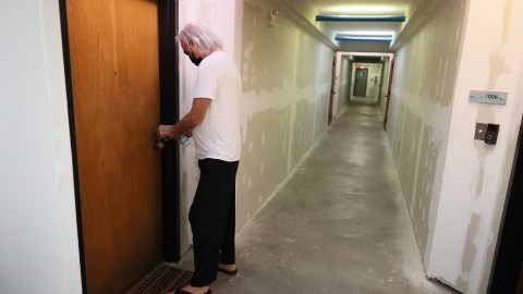 El Fondo de Ayuda para Propietarios podría otorgarte dinero de estímulo a través del IRS para cubrir deudas