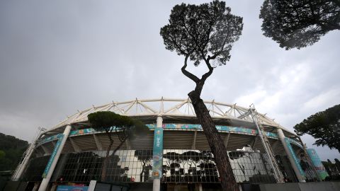 Ni la policía ni la UEFA han dado detalles de lo ocurrido.