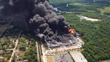 El humo del incendio industrial en Chemtool Inc. el 14 de junio de 2021 en Rockton, Illinois.