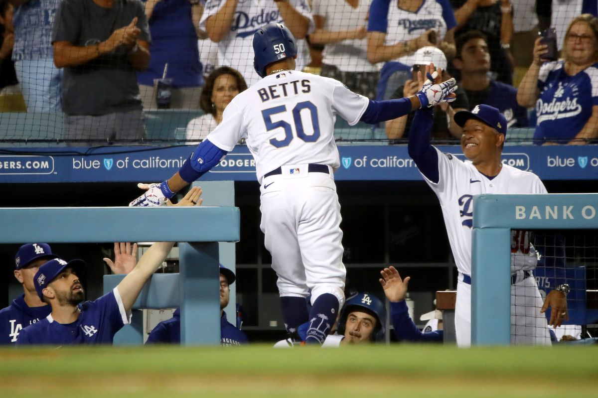 Mookie Betts celebra su jonrón que puso a los Dodgers adelante contra Philadelphia.