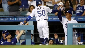 Mookie Betts celebra su jonrón que puso a los Dodgers adelante contra Philadelphia.