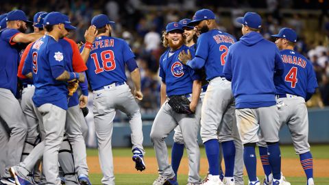 Craig Kimbrel (46) es felicitado luego de completar el juego sin hit de los Cubs contra los Dodgers.