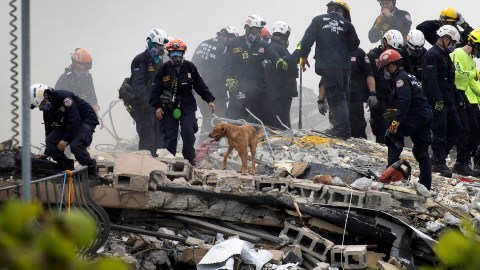 Residente del Champlain Towers South demanda a la Asociación de Condominios después del derrumbe