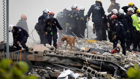 Residente del Champlain Towers South demanda a la Asociación de Condominios después del derrumbe