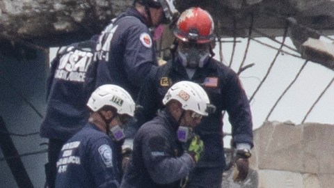 Un incendio bajo los escombros dificulta las labores de rescate.