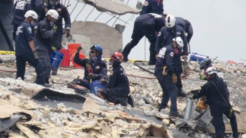 Un incendio bajo los escombros dificulta las labores de rescate.