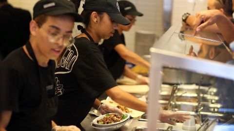 Chipotle aumenta los precios un 4% para ofrecer salarios más altos-GettyImages-471371492.jpeg