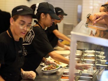 Chipotle aumenta los precios un 4% para ofrecer salarios más altos-GettyImages-471371492.jpeg
