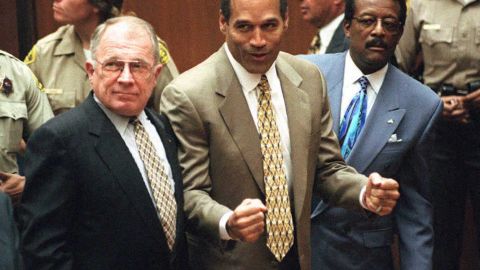 F. Lee Bailey (izq.) junto a O.J. Simpson al ser declarado no culpable en 1995.