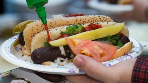 Un generoso cliente deja una propina de $16,000 dólares después de comprar unos hotdogs-GettyImages-818987220.jpeg